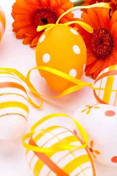 色彩鲜艳的黄色的装饰复活节鸡蛋