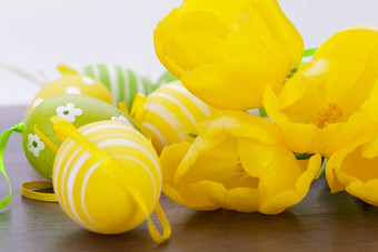 色彩鲜艳的黄色的绿色春天复活节鸡蛋