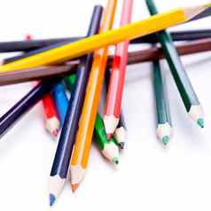 群色彩鲜艳的铅笔蜡笔白色