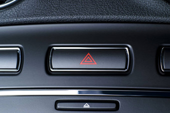 车辆车危害警告闪光按钮可见红色的三角形