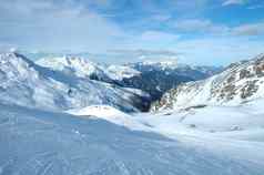 滑雪坡山峰谷阿尔卑斯山脉冬天