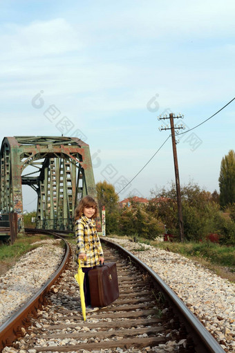 女孩伞手提箱铁路