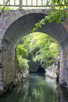 桥洞穴入口