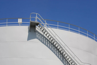 石油储层细节访问梯蓝色的天空