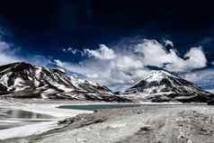 沙漠山蓝色的天空白色云Altiplano玻利维亚