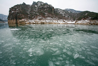 冬天景观湖覆盖冰冻南韩国