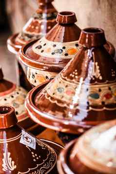 选择色彩斑斓的摩洛哥Tajines传统的砂锅菜