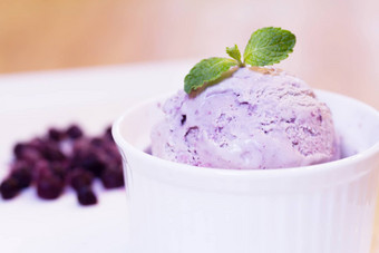 首页使蓝色的浆果冰淇淋