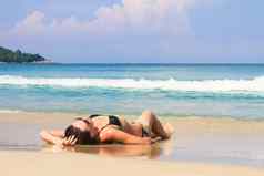 年轻的女人享受夏天假期热带白色海滩