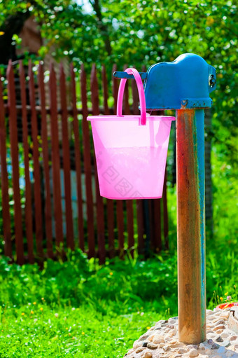 粉红色的塑料桶农村