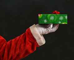 圣诞老人父亲圣诞节手包装纸现在红色的明星丝带装饰黑板上背景
