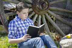 牛仔年轻的阅读书