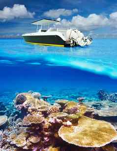 海滩电动机船珊瑚礁水下视图