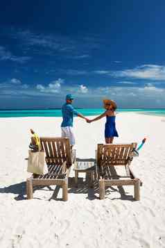 夫妇蓝色的海滩马尔代夫