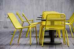 黄色的钢椅子