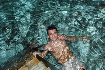 年轻的男人。享受<strong>马尔代夫</strong>水晚上拍摄