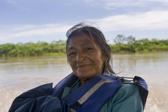 亚马逊上了年纪的女人骑船