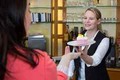 女服务员一块蛋糕客户端