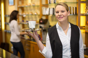 女服务员展示杯咖啡茶