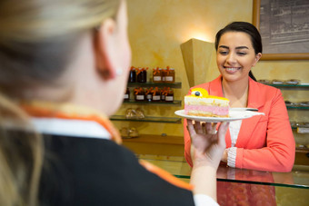 女服务员服务蛋糕客户咖啡馆