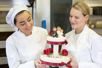 糖果面包师展示婚礼蛋糕