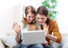 快乐年轻的夫妇会说话的电脑视频闲谈，聊天