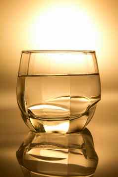 玻璃填满水