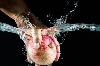 手苹果溅水