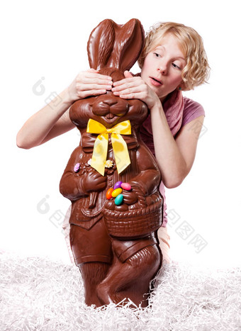 金发碧眼的女孩隐藏眼睛巧克力兔子