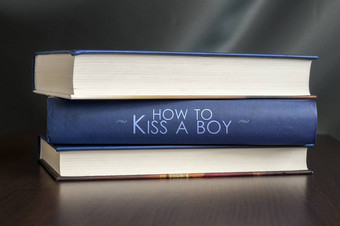 吻男孩书概念
