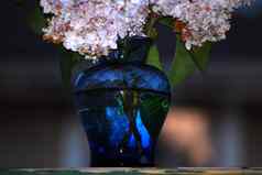 蓝色的花瓶紫丁香