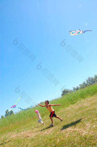 孩子们飞行风筝高