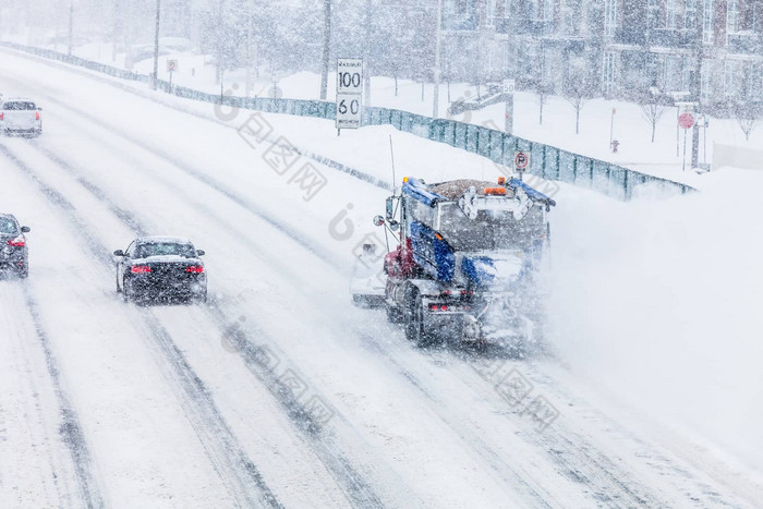 扫雪机删除雪高速公路暴风雪