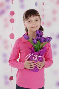 可爱的女孩紫罗兰色的郁金香花束