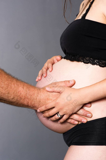 男人。女人合作伙伴期待婴儿触摸手怀孕了胃