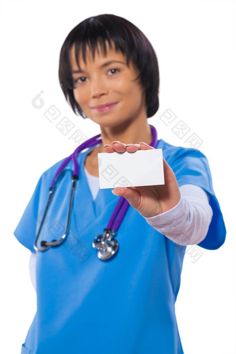 亚洲女医生显示白色名片卡手孤立的