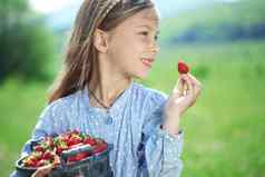孩子吃草莓场