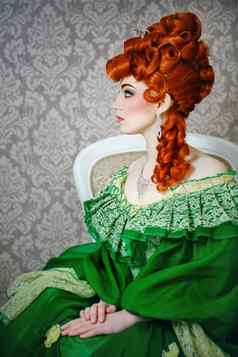 公主华丽的绿色衣服