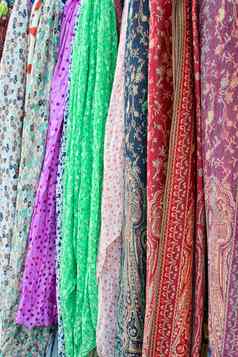色彩斑斓的丝绸围巾