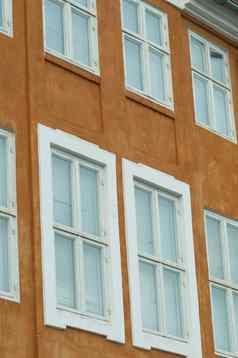 色彩斑斓的外观建筑白色窗口帧