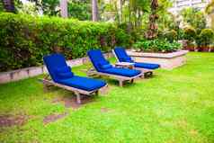 蓝色的一种轻马车休息室池奢侈品度假胜地绿色草
