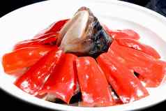 中国人食物鱼头包围红色的胡椒