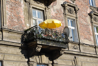 窗口黄色的伞克拉科夫