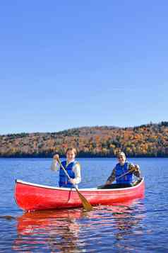 独木舟旅行风景优美的湖秋天