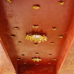 金红色的泰国佛寺庙天花板装饰