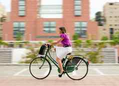 女通勤骑自行车