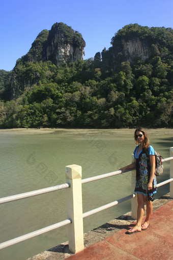 旅游站码头岛怀孕了少女湖