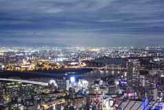 大阪城市《暮光之城》前视图繁华天空