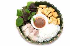 越南传统的板猪肉粉丝豆腐蔬菜
