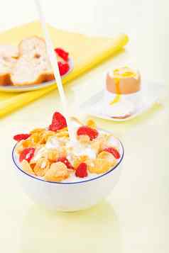 美味的早餐玉米片牛奶草莓